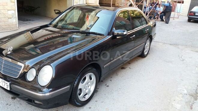 Mercedes E 220 2001, 173,000 km - 2.2 l - Bakı