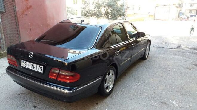Mercedes E 220 2001, 173,000 km - 2.2 l - Bakı
