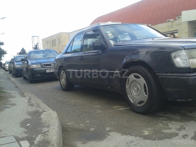 Mercedes E 230 1986, 215,869 km - 2.3 l - Bakı