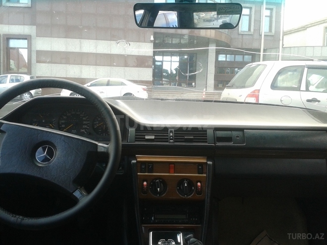Mercedes E 230 1986, 215,869 km - 2.3 l - Bakı