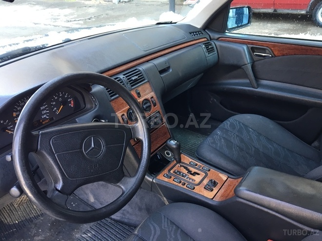 Mercedes E 240 1998, 170,000 km - 2.4 l - Sumqayıt