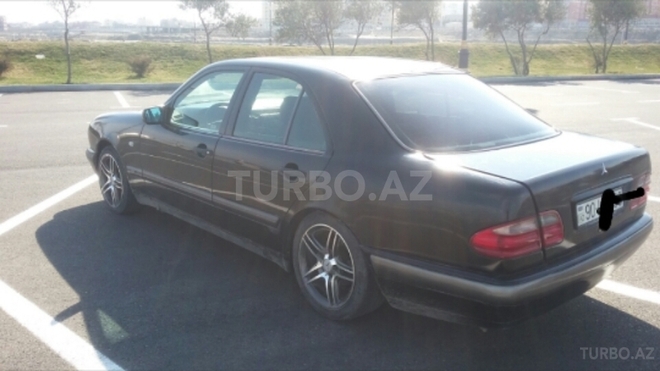 Mercedes E 240 1999, 264,000 km - 2.4 л - Sumqayıt