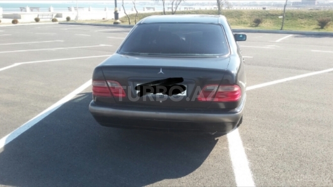 Mercedes E 240 1999, 264,000 km - 2.4 л - Sumqayıt