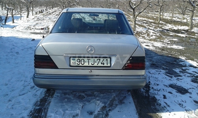 Mercedes E 260 1990, 140,600 km - 2.6 л - Quba
