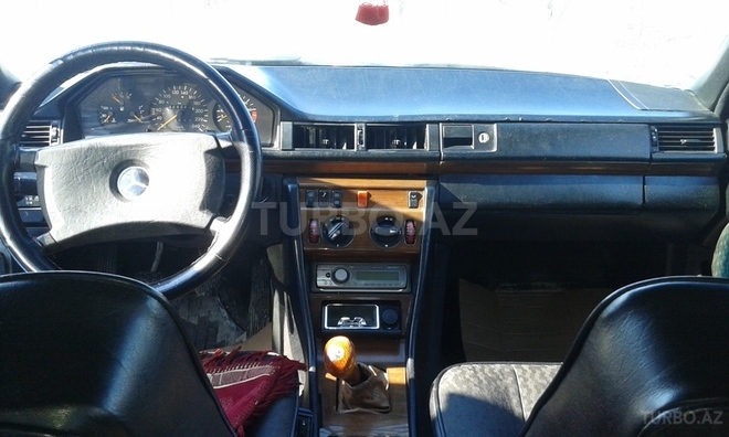 Mercedes E 260 1990, 140,600 km - 2.6 л - Quba