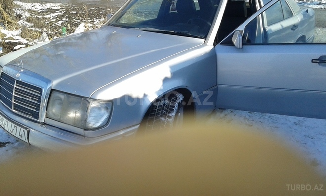 Mercedes E 260 1990, 140,600 km - 2.6 л - Quba