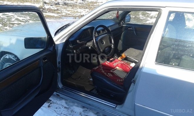 Mercedes E 260 1990, 140,600 km - 2.6 л - Quba