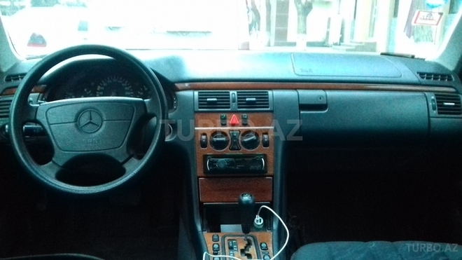 Mercedes E 240 1998, 267,000 km - 2.4 l - Sumqayıt