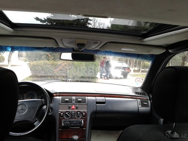 Mercedes E 240 1997, 270,000 km - 2.4 l - Sumqayıt