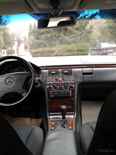 Mercedes E 240 1997, 270,000 km - 2.4 l - Sumqayıt