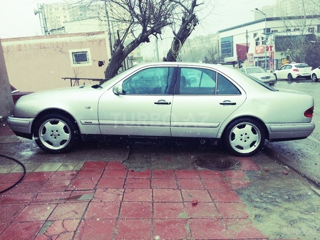 Mercedes E 220 1998, 320,000 km - 2.2 л - Bakı