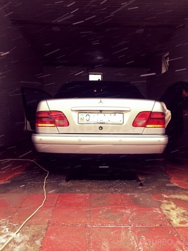 Mercedes E 220 1998, 320,000 km - 2.2 л - Bakı