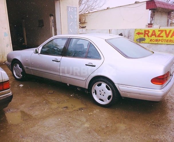 Mercedes E 220 1998, 320,000 km - 2.2 л - Bakı