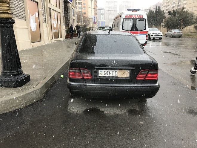 Mercedes E 230 1998, 340,000 km - 2.3 л - Bakı