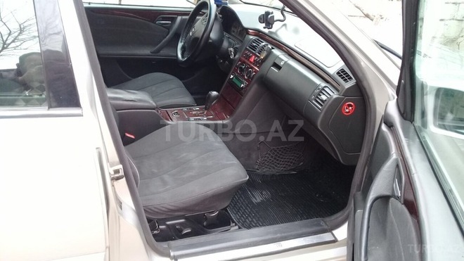 Mercedes E 220 2001, 287,000 km - 2.2 l - Bakı