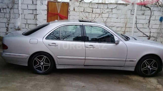 Mercedes E 220 2001, 287,000 km - 2.2 l - Bakı
