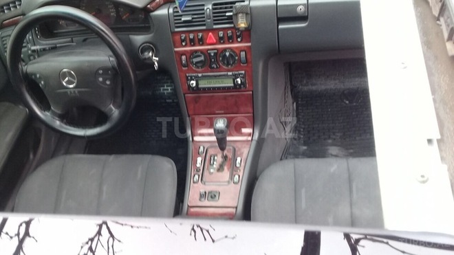 Mercedes E 220 2001, 287,000 km - 2.2 l - Bakı