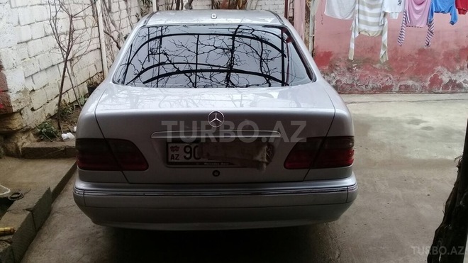 Mercedes E 220 2001, 287,000 km - 2.2 l - Bakı