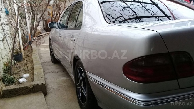 Mercedes E 220 2001, 287,000 km - 2.2 l - Bakı