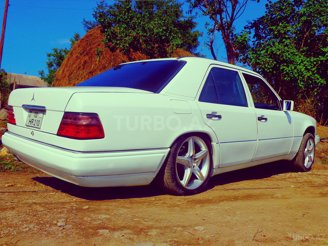Mercedes E 220 1993, 170,000 km - 2.2 л - Bakı