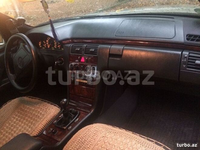 Mercedes E 230 1997, 123,456 km - 2.3 л - Quba