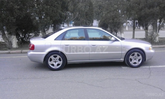Audi A4 2000, 225,000 km - 1.8 l - Sumqayıt