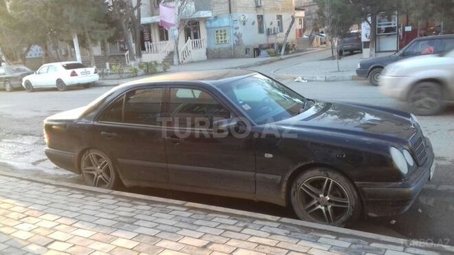 Mercedes E 240 1999, 266,000 km - 2.4 l - Sumqayıt