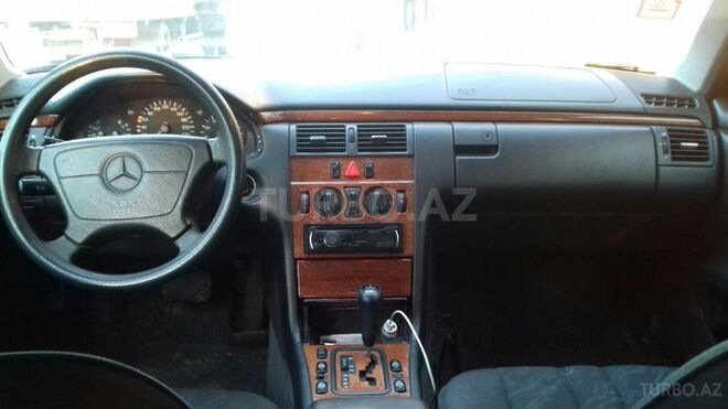 Mercedes E 240 1999, 266,000 km - 2.4 l - Sumqayıt