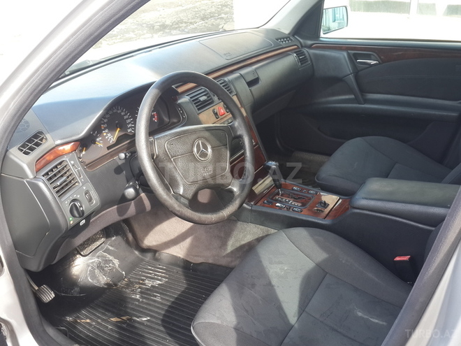 Mercedes E 280 1999, 230,000 km - 2.8 l - Qazax