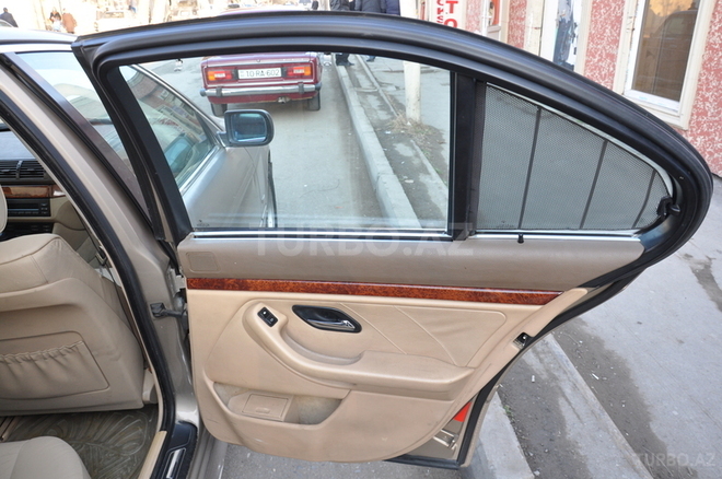 BMW 523 1999, 212,000 km - 2.5 l - Bakı