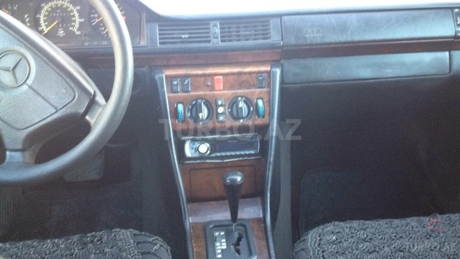 Mercedes E 280 1995, 268,592 km - 2.8 l - Bakı