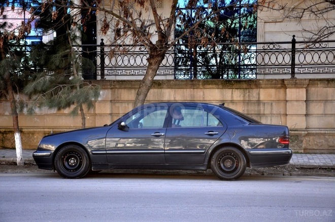 Mercedes E 270 2000, 256,000 km - 2.7 l - Saatlı