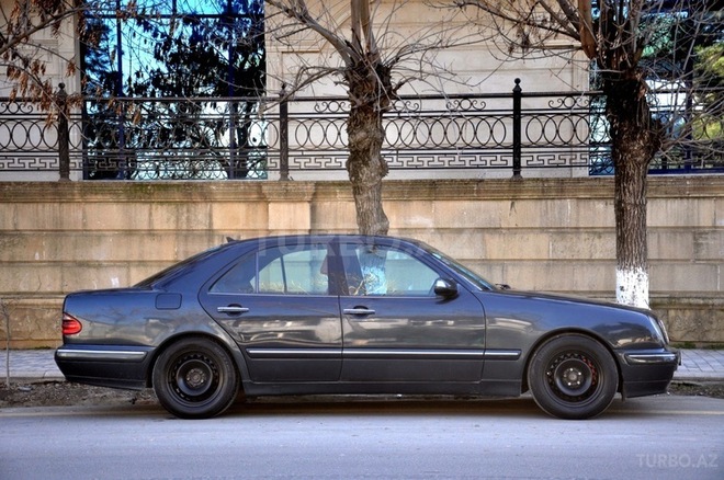 Mercedes E 270 2000, 256,000 km - 2.7 l - Saatlı