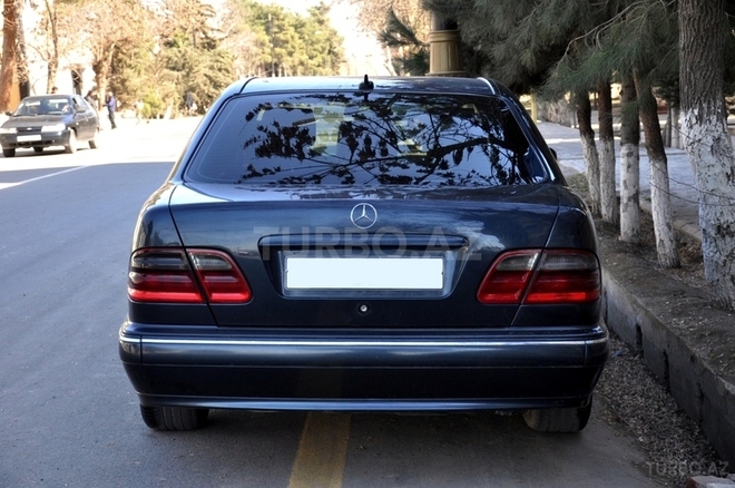 Mercedes E 270 2000, 256,000 km - 2.7 l - Saatlı