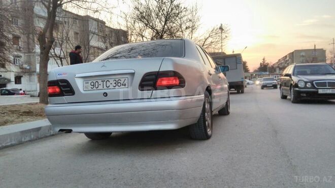 Mercedes E 200 1995, 329,632 km - 2.0 l - Bakı