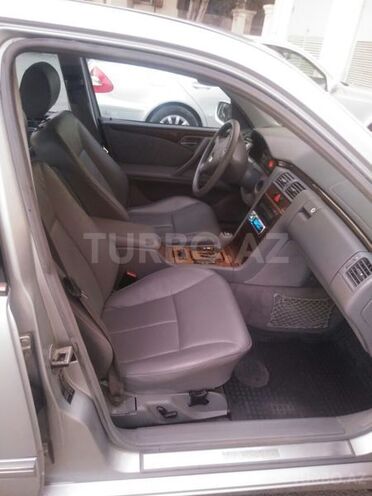 Mercedes E 270 1999, 345,000 km - 2.7 l - Bakı