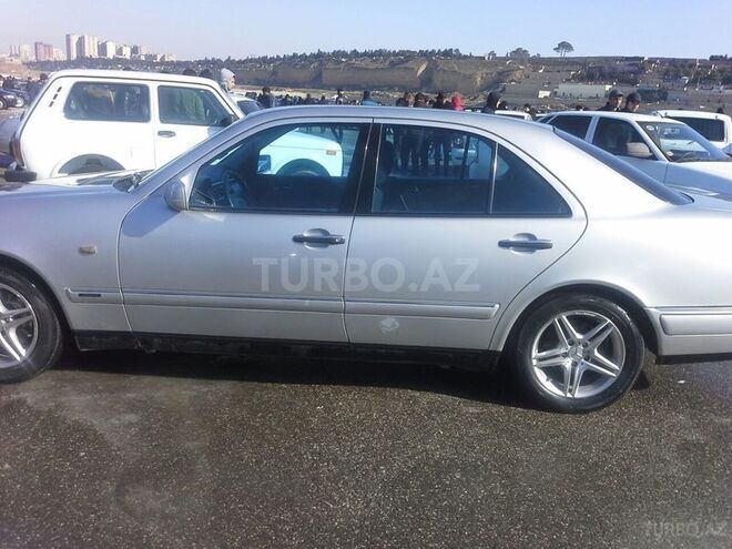 Mercedes E 240 1999, 270,000 km - 2.4 l - Bakı