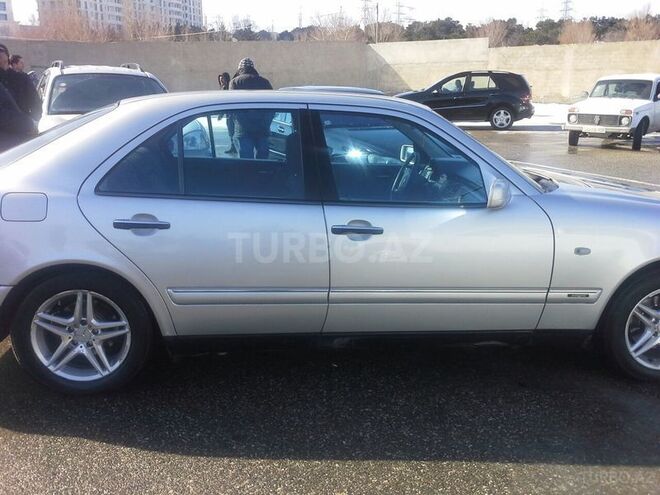 Mercedes E 240 1999, 270,000 km - 2.4 l - Bakı