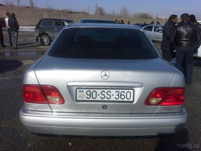 Mercedes E 240 1999, 270,000 km - 2.4 l - Bakı