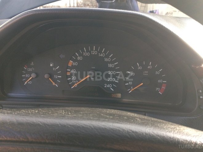 Mercedes E 240 1998, 199,600 km - 2.4 l - Ucar