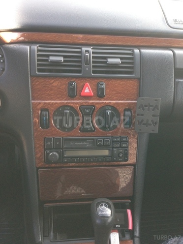 Mercedes E 240 1998, 199,600 km - 2.4 l - Ucar