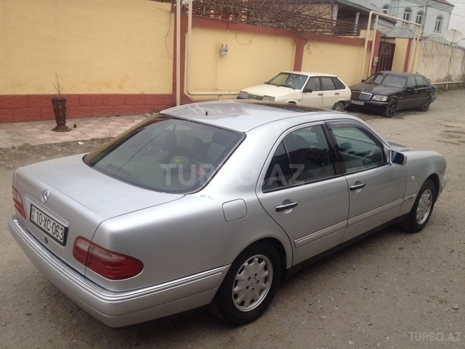 Mercedes E 240 1998, 298,000 km - 2.4 л - Bakı