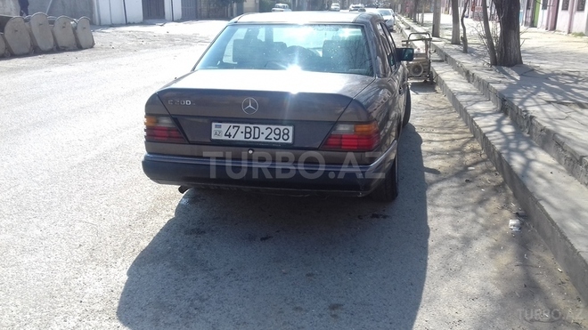 Mercedes E 200 1992, 258,000 km - 2.0 l - Bakı