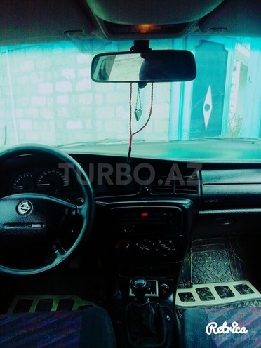 Opel Vectra 1996, 300,000 km - 1.8 l - Qazax