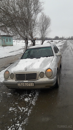 Mercedes E 220 1996, 318,000 km - 2.2 l - Siyəzən