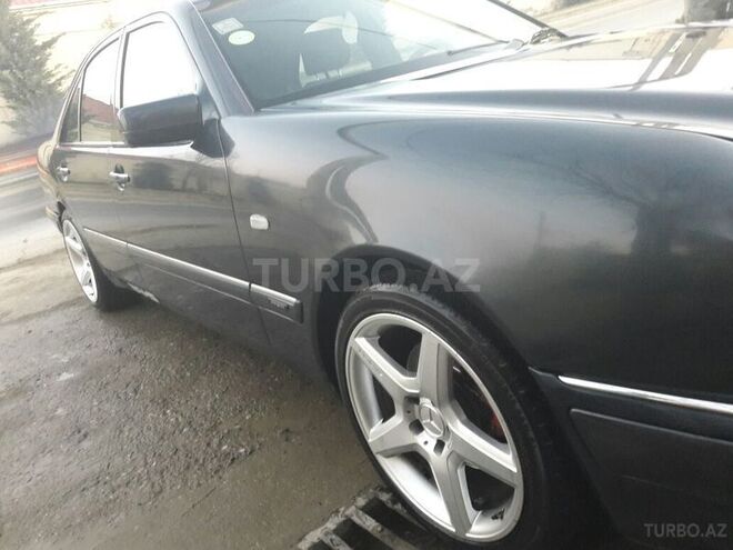 Mercedes E 280 1999, 215,000 km - 2.8 l - Bakı