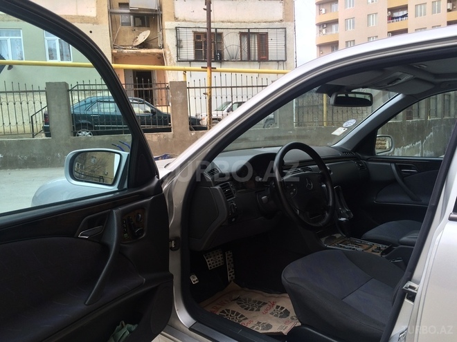 Mercedes E 240 1999, 185,330 km - 2.4 л - Bakı