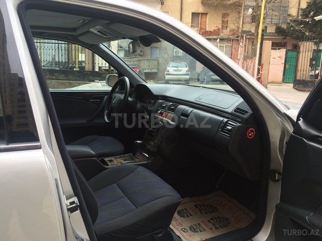 Mercedes E 240 1999, 185,330 km - 2.4 л - Bakı