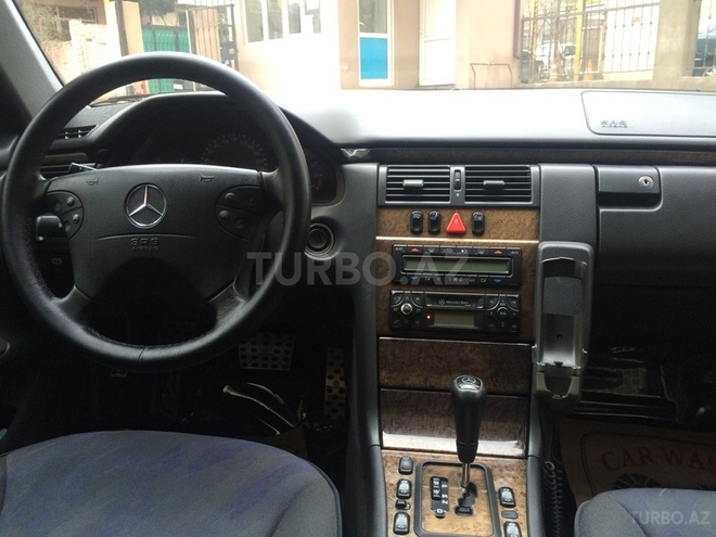 Mercedes E 240 1999, 185,330 km - 2.4 л - Bakı