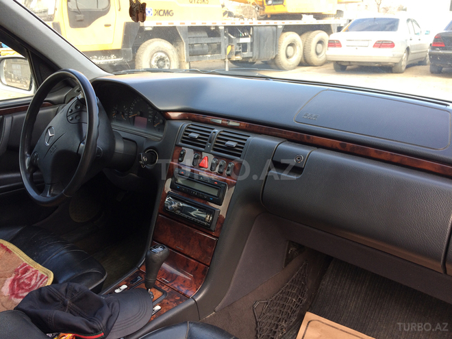 Mercedes E 320 1999, 245,000 km - 3.2 l - Bakı